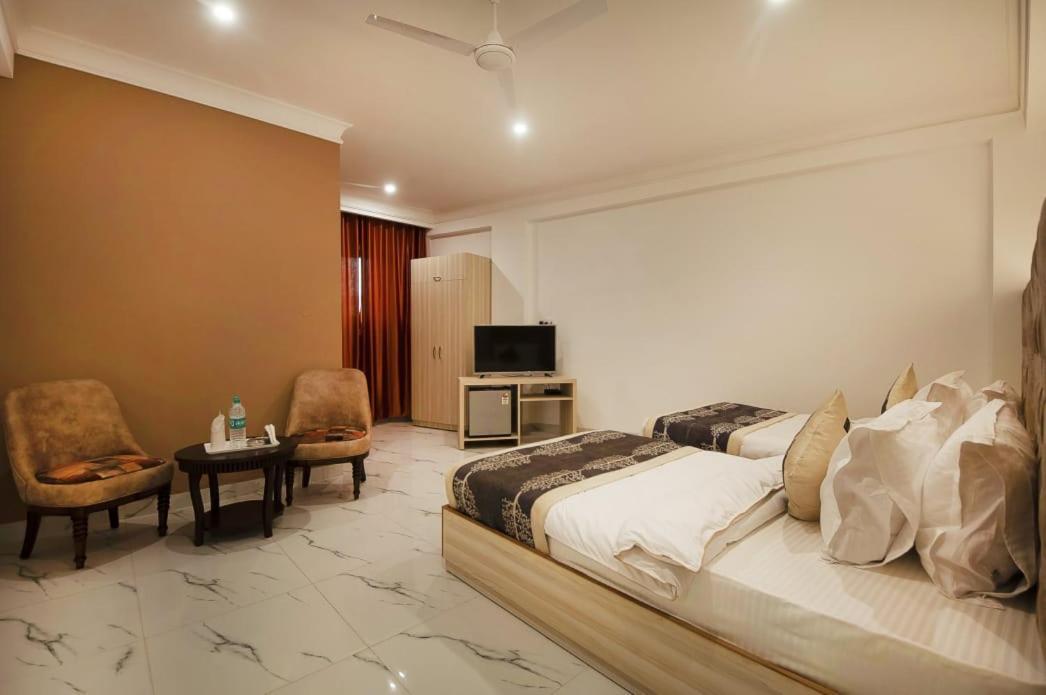 Hotel Almora Near Delhi Airport New Delhi Buitenkant foto
